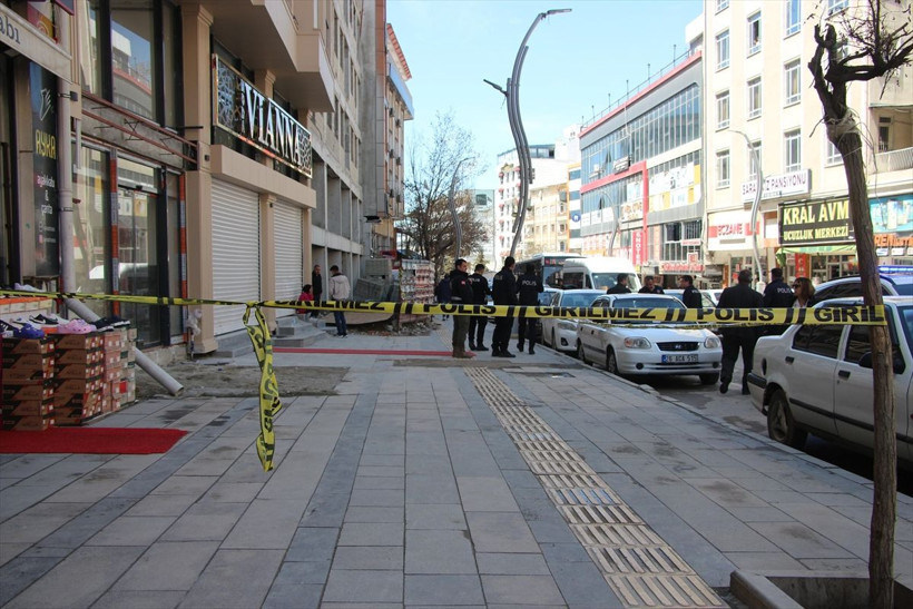 Van'da iş yerine silahlı saldırı! Ölü ve yaralılar var - Resim: 1