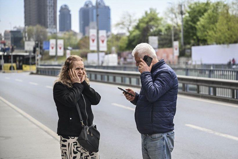 İstanbul'da peş peşe deprem! 6.2'lik deprem çok korkuttu, vatandaşlar sokaklara döküldü - Resim: 1