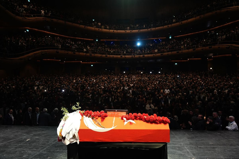 Sırrı Süreyya Önder'e veda! AKM'deki anma töreninde kızı ve annesi kahroldu, Pervin Buldan söz verdi - Resim: 2