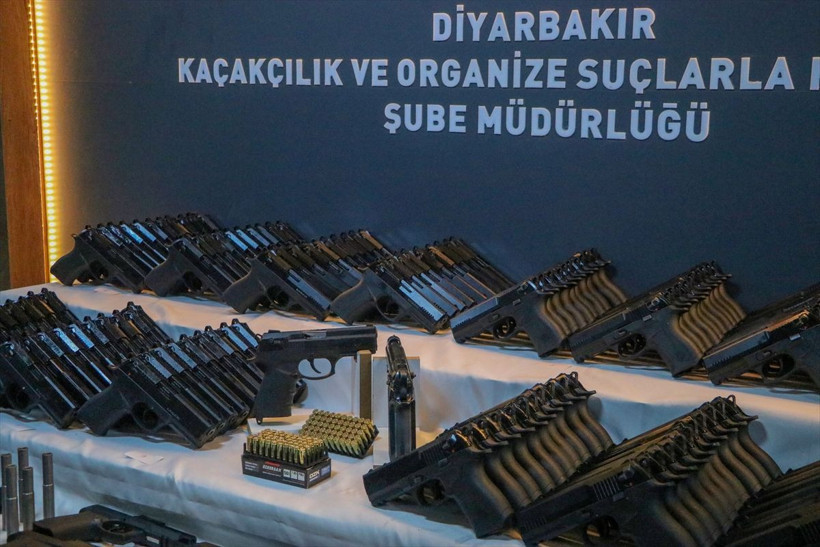 Oyuncak dükkanı gibi gözüken silah atölyesine polis baskını! İçeriden neler çıktı neler - Resim: 2