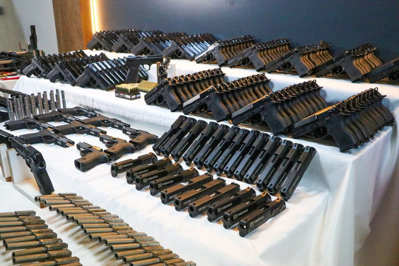 Oyuncak dükkanı gibi gözüken silah atölyesine polis baskını! İçeriden neler çıktı neler - Resim: 1