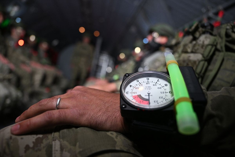 Kayseri'de nefes kesen görüntüler! Mehmetçik hünerlerini sergiledi: 4 bin metreden atladılar - Resim: 1