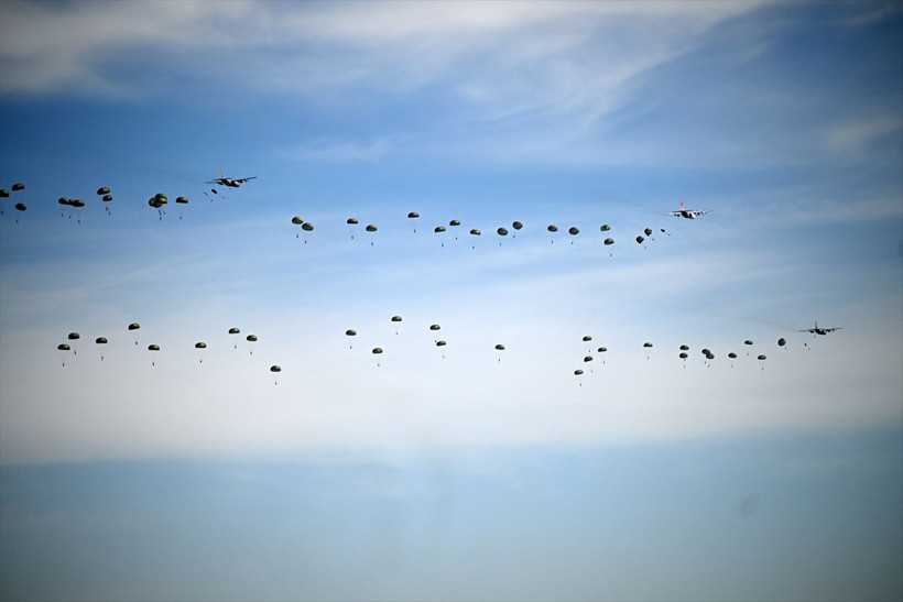 Kayseri'de nefes kesen görüntüler! Mehmetçik hünerlerini sergiledi: 4 bin metreden atladılar - Resim: 3