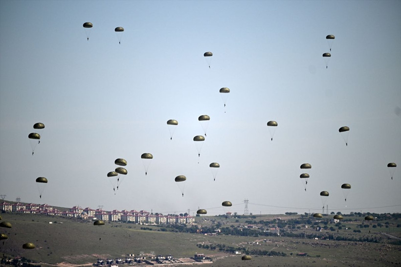 Kayseri'de nefes kesen görüntüler! Mehmetçik hünerlerini sergiledi: 4 bin metreden atladılar - Resim: 4