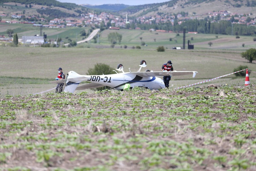 Bilecik'te eğitim uçağı tarlaya zorunlu iniş yapınca bakın ne hale geldi - Resim: 3