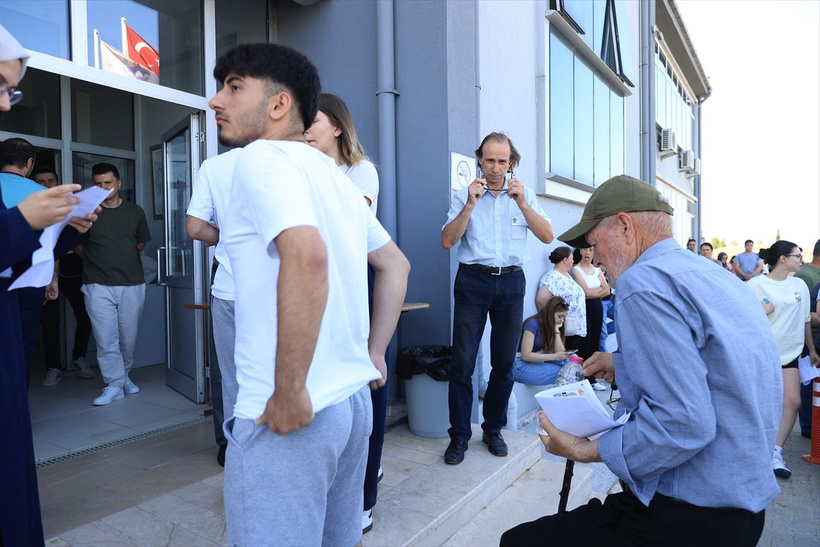 YKS'nin 81 yaşındaki "en yaşlı" adayı bu yıl 8. kez üniversite sınavına girdi - Resim: 1