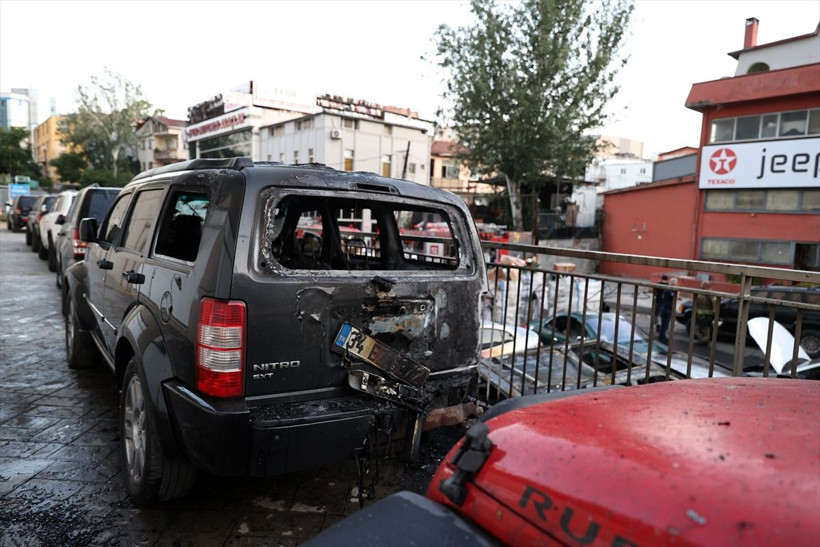 Sanayi sitesinde başlayan yangın otelin otoparkına sıçradı! Araçların haline bakın hepsi yandı - Resim: 1