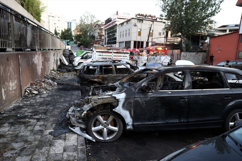 Sanayi sitesinde başlayan yangın otelin otoparkına sıçradı! Araçların haline bakın hepsi yandı - Resim: 2