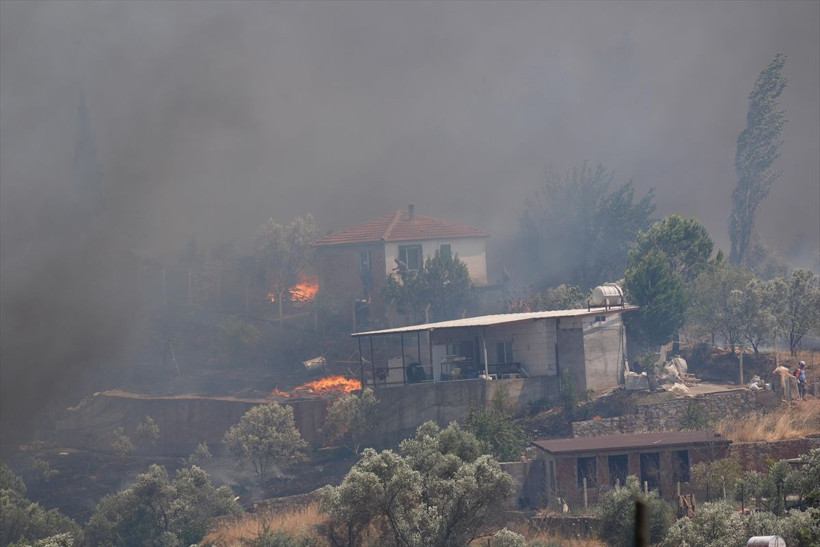İzmir'de orman yangını! Yerleşim birimlerine sıçradı! Fırtına ekiplerin işini zorlaştırıyor - Resim: 3