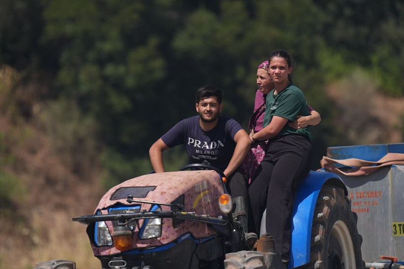 İzmir'de orman yangını! Yerleşim birimlerine sıçradı! Fırtına ekiplerin işini zorlaştırıyor - Resim: 4
