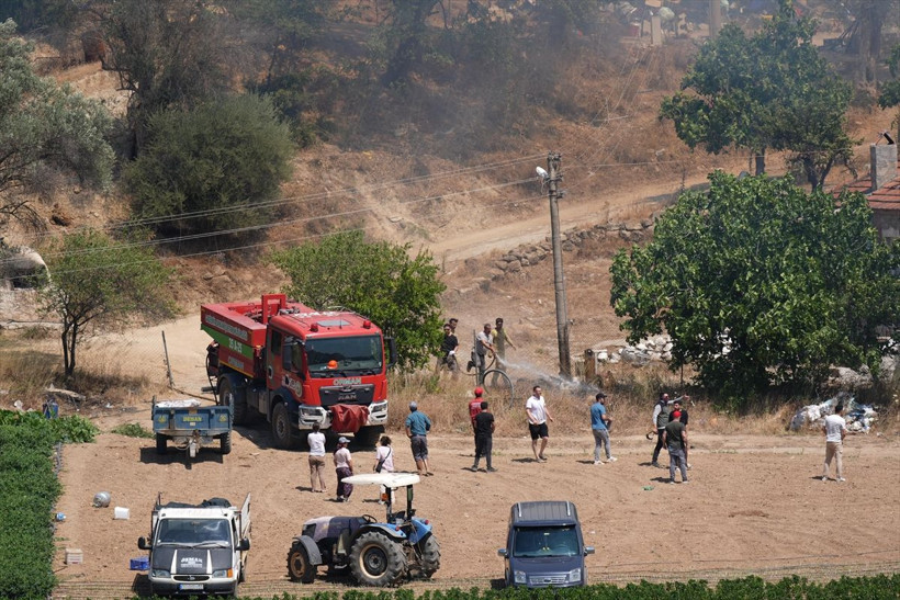 İzmir'de orman yangını! Yerleşim birimlerine sıçradı! Fırtına ekiplerin işini zorlaştırıyor - Resim: 1