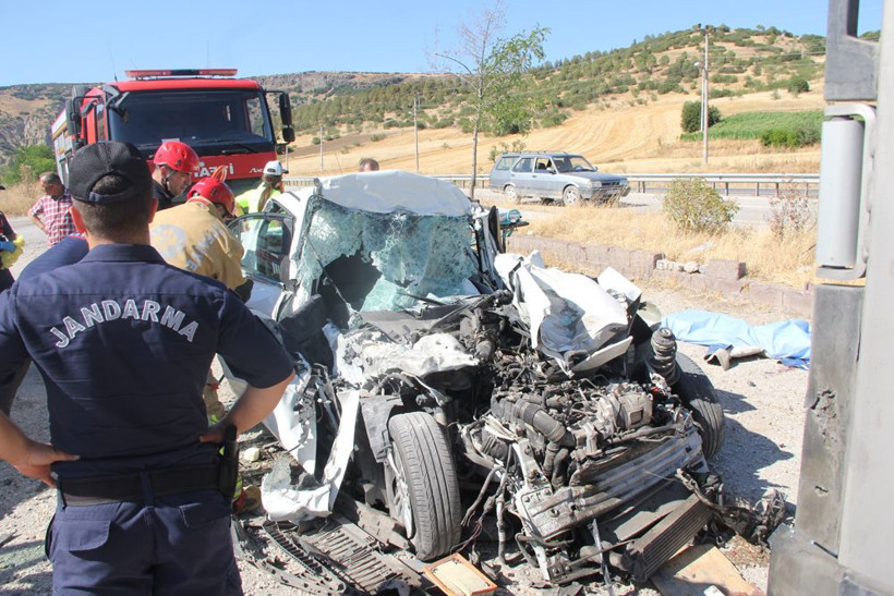 Park halindeki tıra arkadan çarptı! Feci kazada baba ve 3 çocuğu öldü - Resim: 1