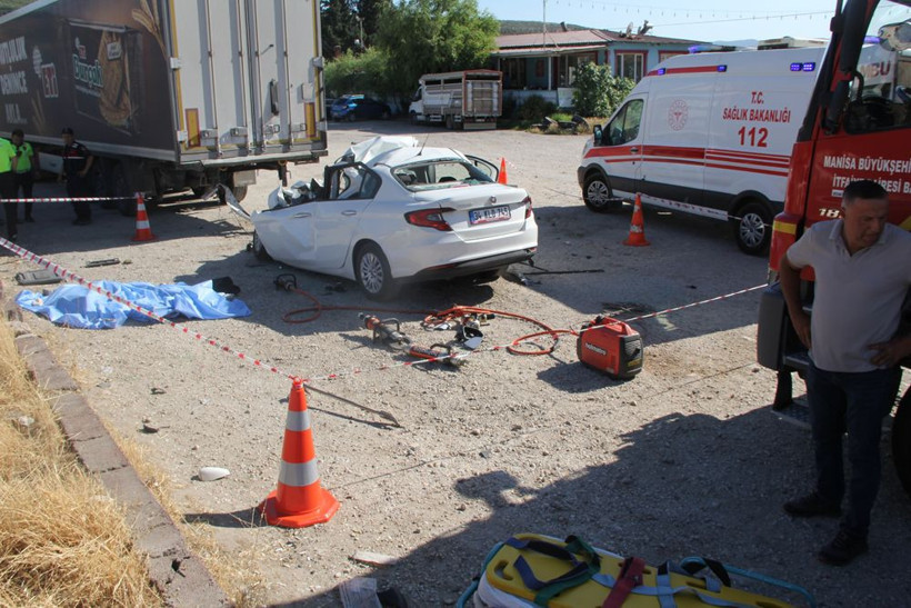 Park halindeki tıra arkadan çarptı! Feci kazada baba ve 3 çocuğu öldü - Resim: 3