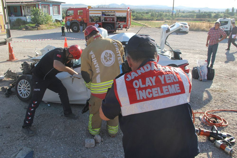 Park halindeki tıra arkadan çarptı! Feci kazada baba ve 3 çocuğu öldü - Resim: 4