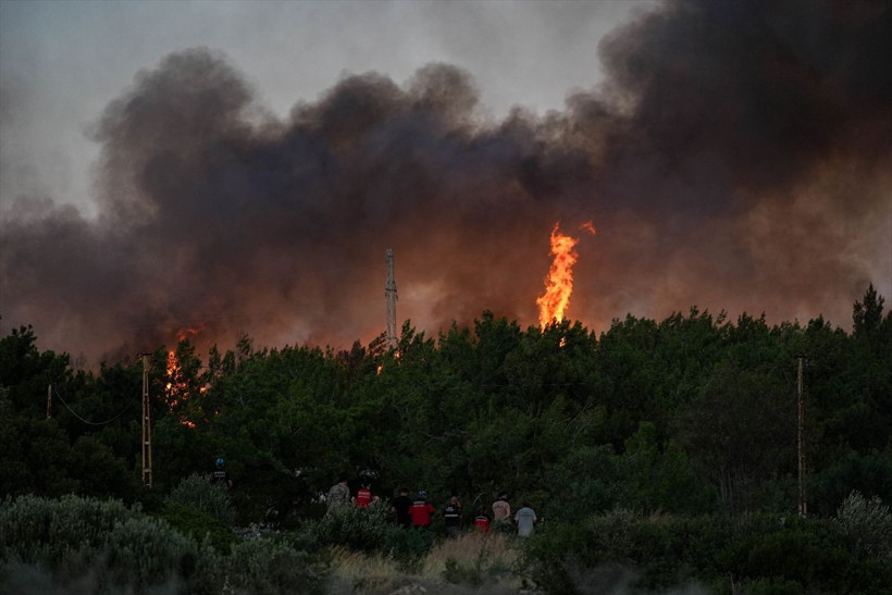 Alevlerle mücadele! Çeşme'deki orman yangını kontrol altına alındı - Resim: 1
