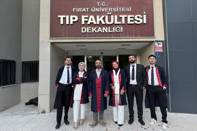 Azmi ile örnek oldu! Okuma azmiyle önce mühendis, sonra avukat oldu, bu yıl da tıp fakültesini bitirdi... - Resim: 2