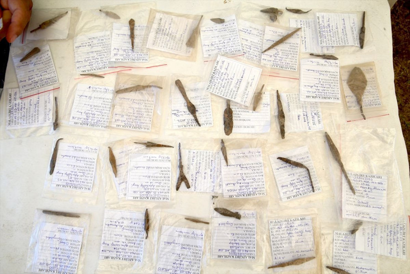 Malazgirt Savaşı'nın izleri bulundu alanda bulunan 200 obje incelemeye alındı - Resim: 3