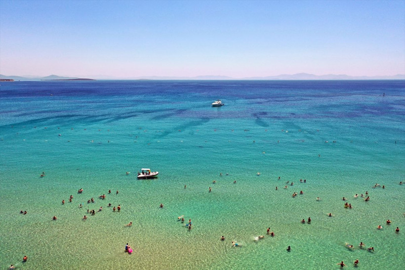 Tatilciler o plajlara akın ediyor! Turistlerin içi mavi bayraklı plajlarda rahat ediyor... - Resim: 1