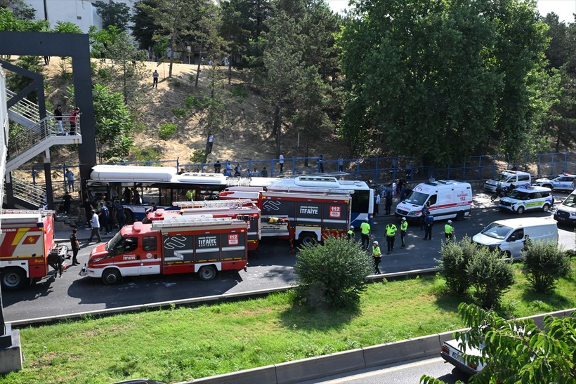 Ankara'da can pazarı! Belediye otobüsü zincirleme kazaya karıştı - Resim: 3