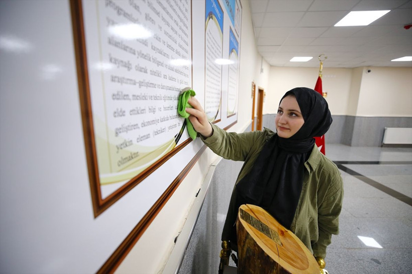 Üniversitede temizlik görevlisi olarak çalışan genç kız tıp hayaline kavuştu... - Resim: 1