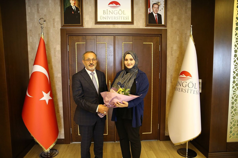 Üniversitede temizlik görevlisi olarak çalışan genç kız tıp hayaline kavuştu... - Resim: 2