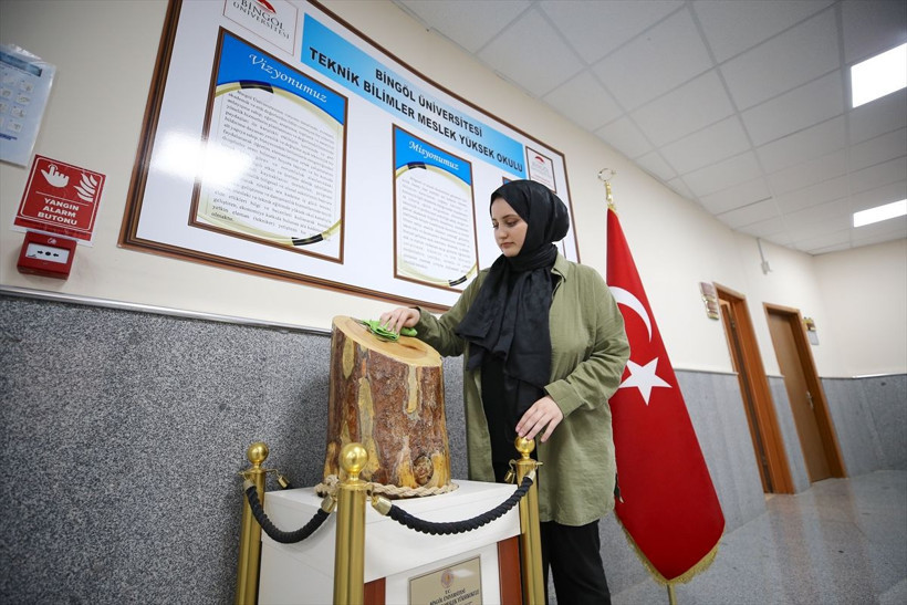 Üniversitede temizlik görevlisi olarak çalışan genç kız tıp hayaline kavuştu... - Resim: 3