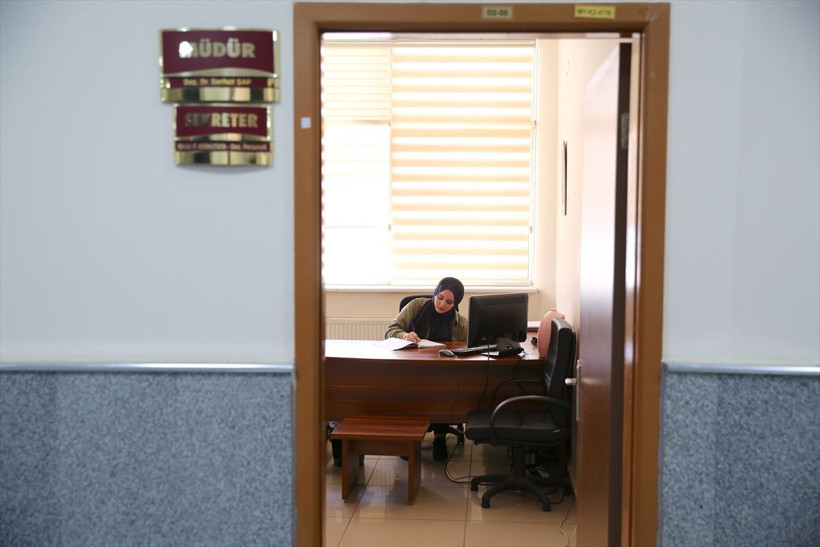 Üniversitede temizlik görevlisi olarak çalışan genç kız tıp hayaline kavuştu... - Resim: 4