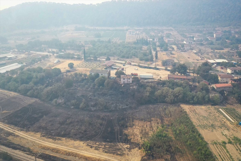 Yangın 4 gündür devam ediyor! Rüzgar alevleri yeniden büyüttü, yol ulaşıma kapatıldı - Resim: 3