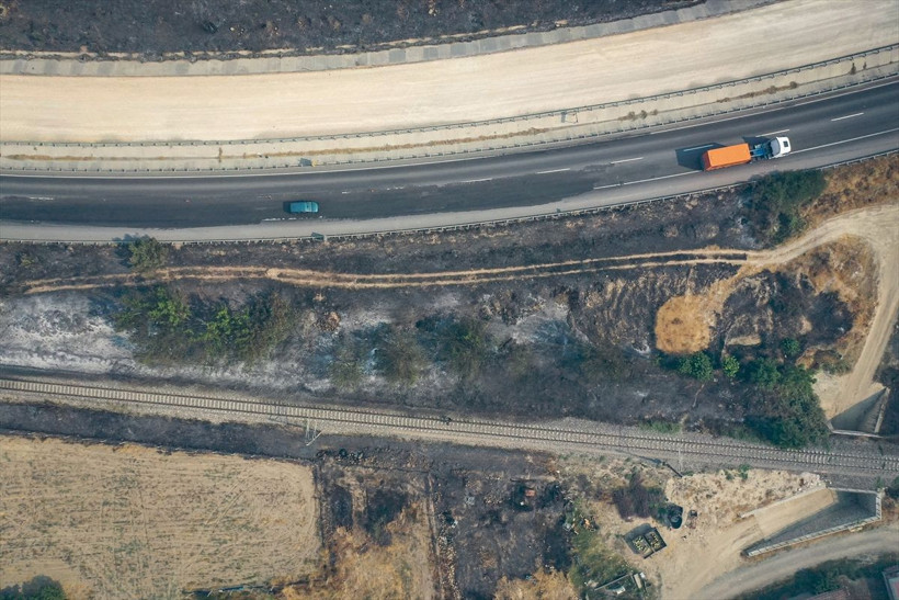 Yangın 4 gündür devam ediyor! Rüzgar alevleri yeniden büyüttü, yol ulaşıma kapatıldı - Resim: 4