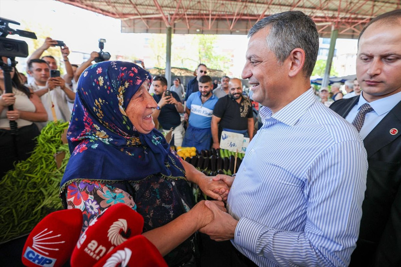 CHP lideri Özgür Özel'den pazar ziyareti! Dikkat çeken görüntüler - Resim: 3