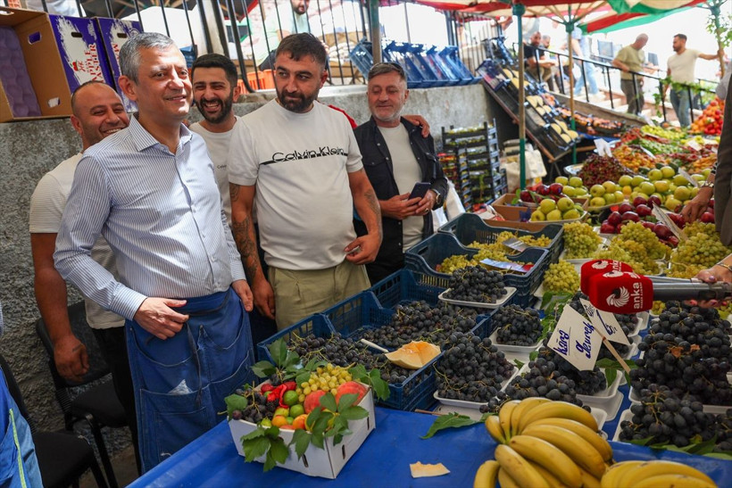 CHP lideri Özgür Özel'den pazar ziyareti! Dikkat çeken görüntüler - Resim: 1