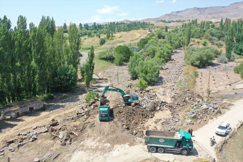 Kars'ta sel ve heyelan nedeniyle köylerde hasar oluştu - Resim: 3