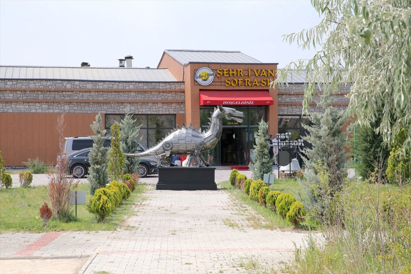 Hurda demirlerden "Van Gölü Canavarı" heykeli yaptı! Öyle bir fiyata sattı ki... - Resim: 4