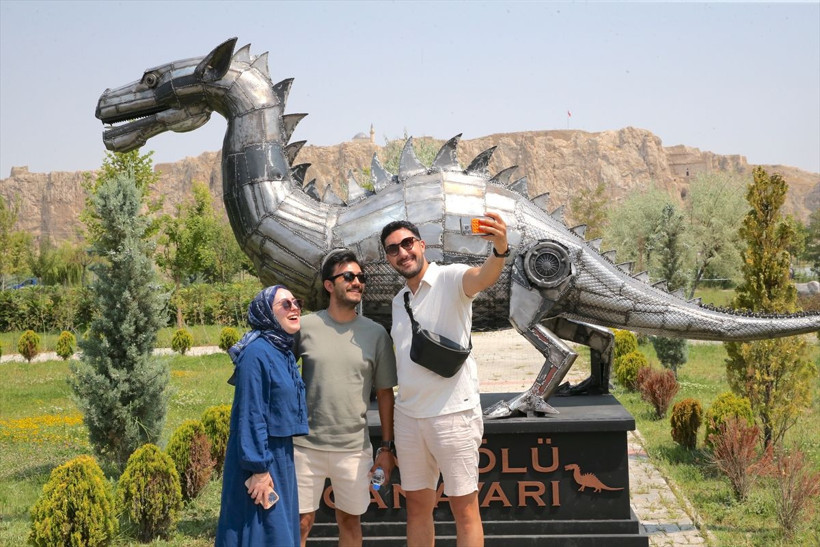 Hurda demirlerden "Van Gölü Canavarı" heykeli yaptı! Öyle bir fiyata sattı ki... - Resim: 3