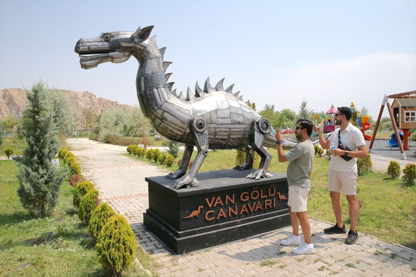 Hurda demirlerden "Van Gölü Canavarı" heykeli yaptı! Öyle bir fiyata sattı ki... - Resim: 2