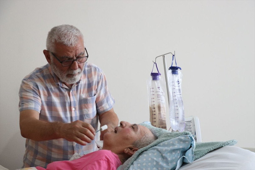 Yatalak ve konuşamayan eşine 10 yıldır gözü gibi bakıyor! - Resim: 3