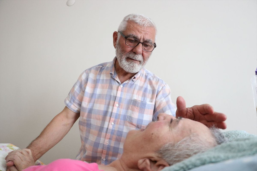 Yatalak ve konuşamayan eşine 10 yıldır gözü gibi bakıyor! - Resim: 4