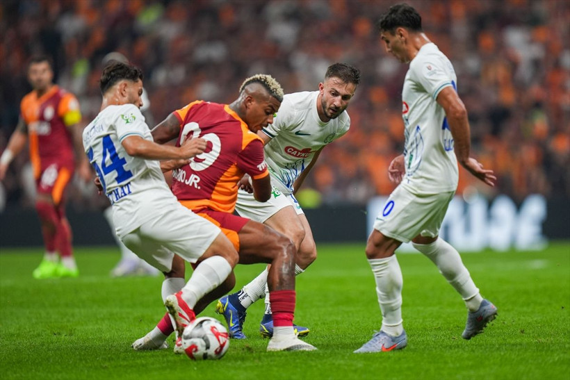 Eski hakemler Galatasaray-Çaykur Rizespor maçındaki tartışmalı pozisyonları yorumladı - Resim: 1
