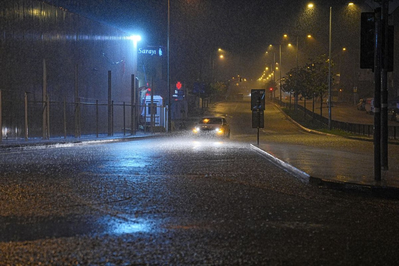 İstanbul'da sağanak etkili oldu Vatan Caddesi'nde 3 metre derinliğinde çukur oluştu bodrum katları su bastı - Resim: 3