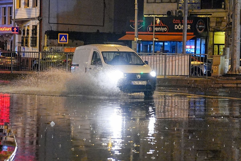 İstanbul'da sağanak etkili oldu Vatan Caddesi'nde 3 metre derinliğinde çukur oluştu bodrum katları su bastı - Resim: 4