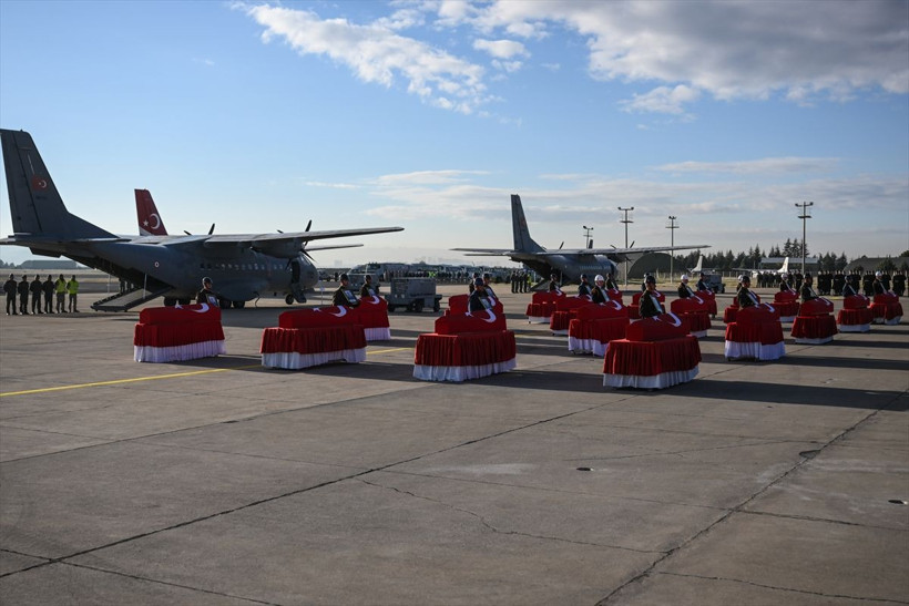 Türkiye yasta şehitler uğurlandı! Cenaze törenlerinden yürek yakan görüntüler - Resim: 1