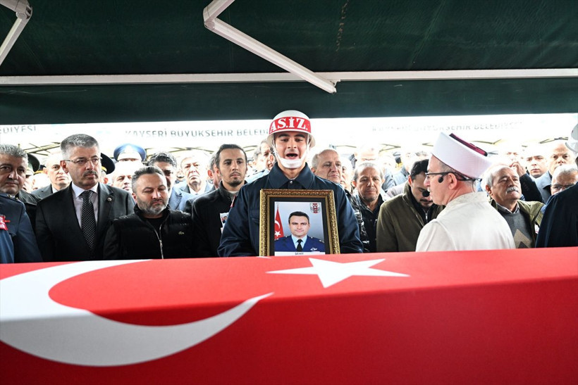 Türkiye yasta şehitler uğurlandı! Cenaze törenlerinden yürek yakan görüntüler - Resim: 4