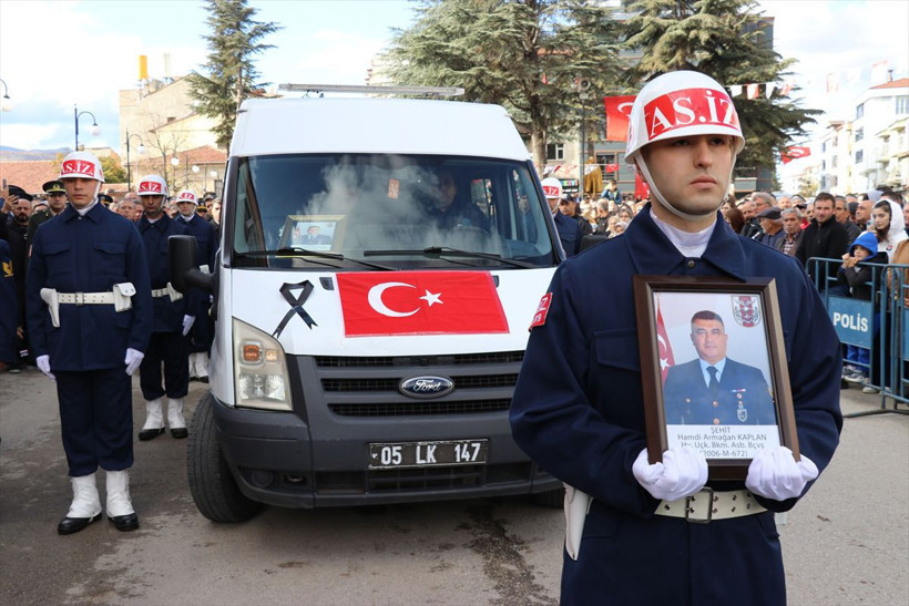 Türkiye yasta şehitler uğurlandı! Cenaze törenlerinden yürek yakan görüntüler - Resim: 2