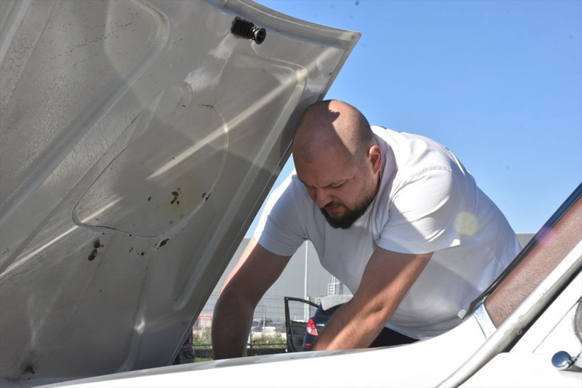 Çoçukluk hayalini gerçekleştirdi Anadol otomobiline ayakkabısız biniyor - Resim: 3