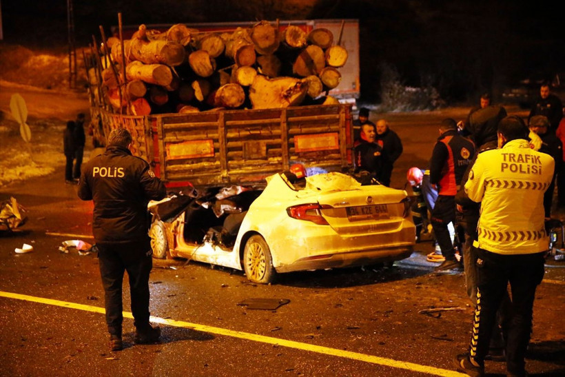 Kastamonu'da feci kaza! Otomobil ok gibi saplandı - Resim: 4