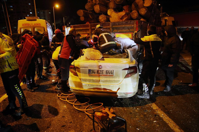Kastamonu'da feci kaza! Otomobil ok gibi saplandı - Resim: 2