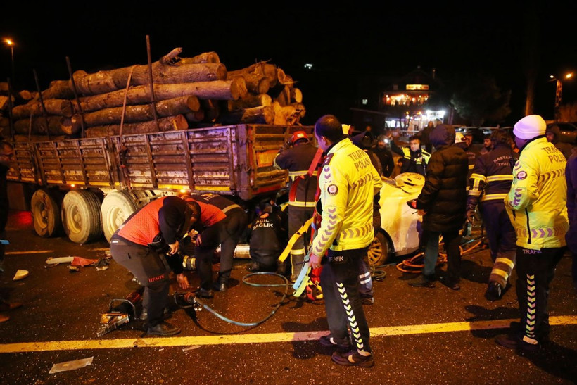Kastamonu'da feci kaza! Otomobil ok gibi saplandı - Resim: 3