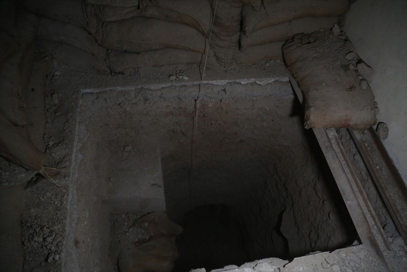 YPG'den kurtarılan Rakka'da stadyuma kazılan tüneller ve hapishane görüntülendi - Resim: 2