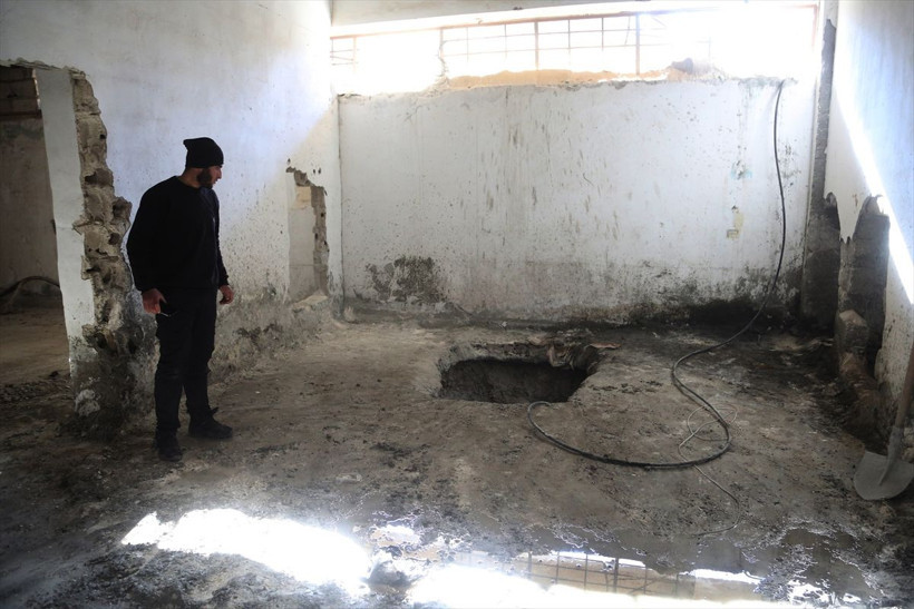 YPG'den kurtarılan Rakka'da stadyuma kazılan tüneller ve hapishane görüntülendi - Resim: 3