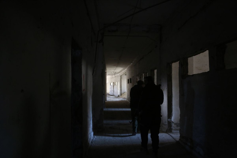 YPG'den kurtarılan Rakka'da stadyuma kazılan tüneller ve hapishane görüntülendi - Resim: 4